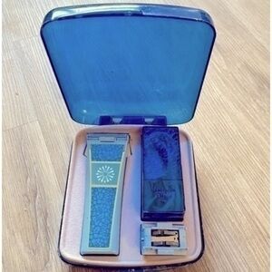 Vintage retro 1970’s deluxe electric razor kit w/case. Extension for arms & legs